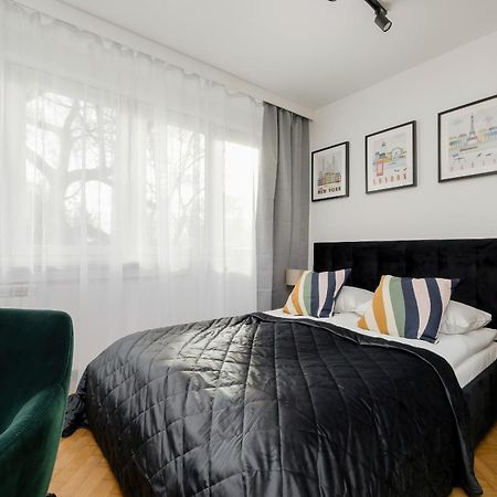 Modern Black & Wooden Apartment Warsaw Near The Airport By Noclegi Renters מראה חיצוני תמונה