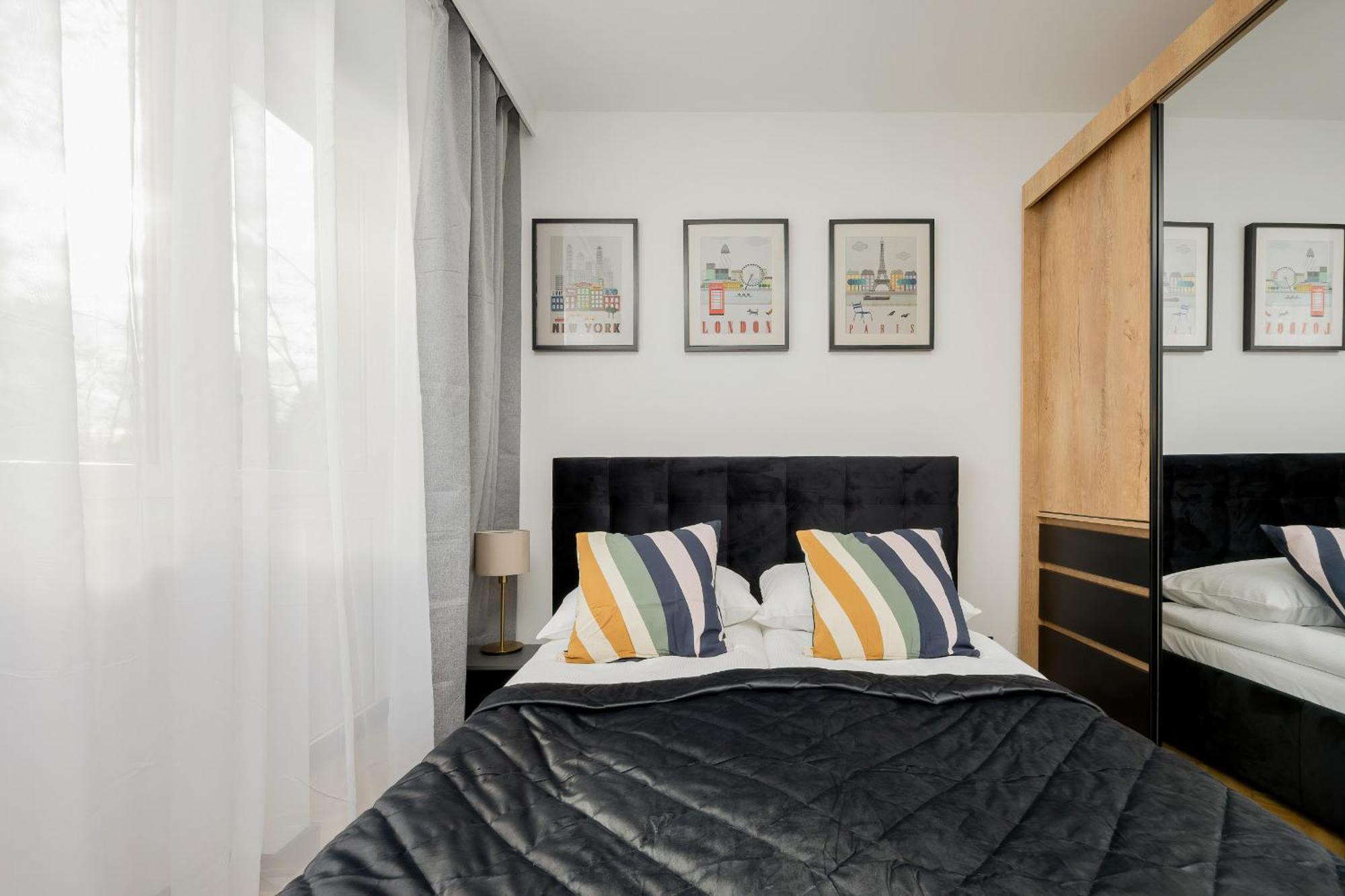 Modern Black & Wooden Apartment Warsaw Near The Airport By Noclegi Renters מראה חיצוני תמונה