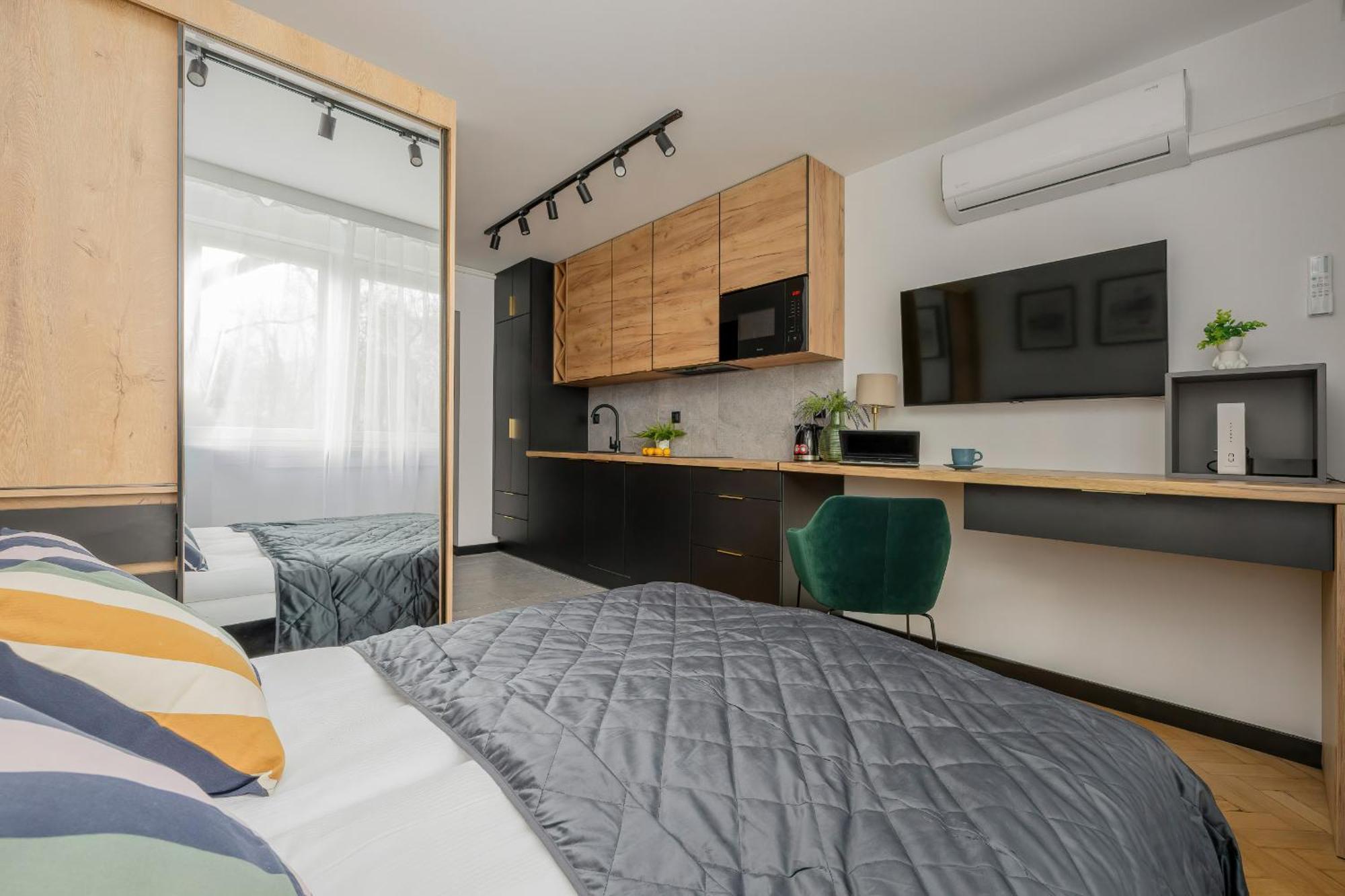 Modern Black & Wooden Apartment Warsaw Near The Airport By Noclegi Renters מראה חיצוני תמונה