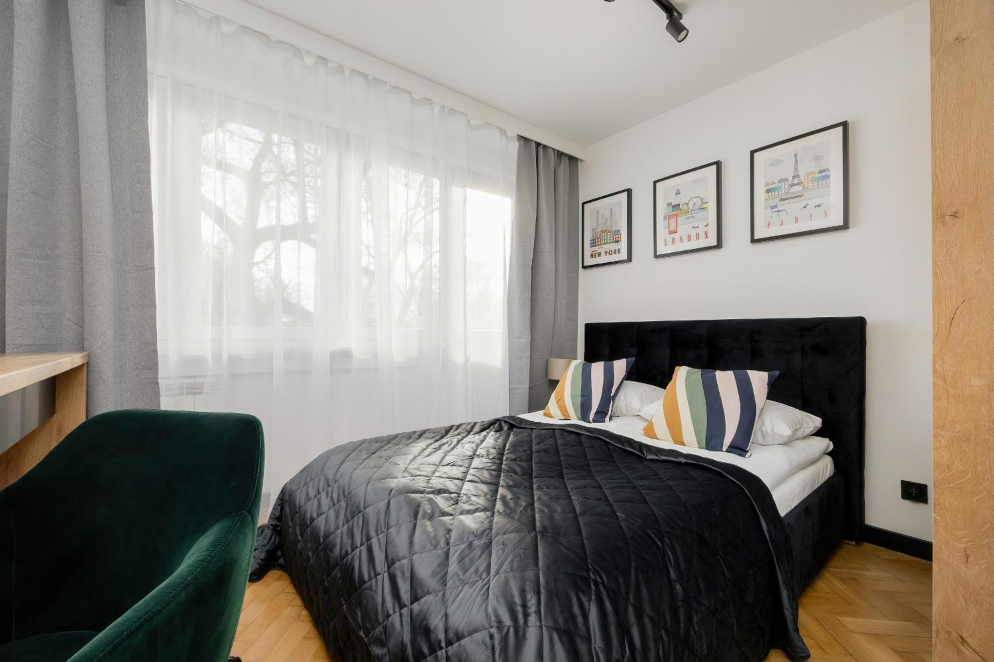 Modern Black & Wooden Apartment Warsaw Near The Airport By Noclegi Renters מראה חיצוני תמונה