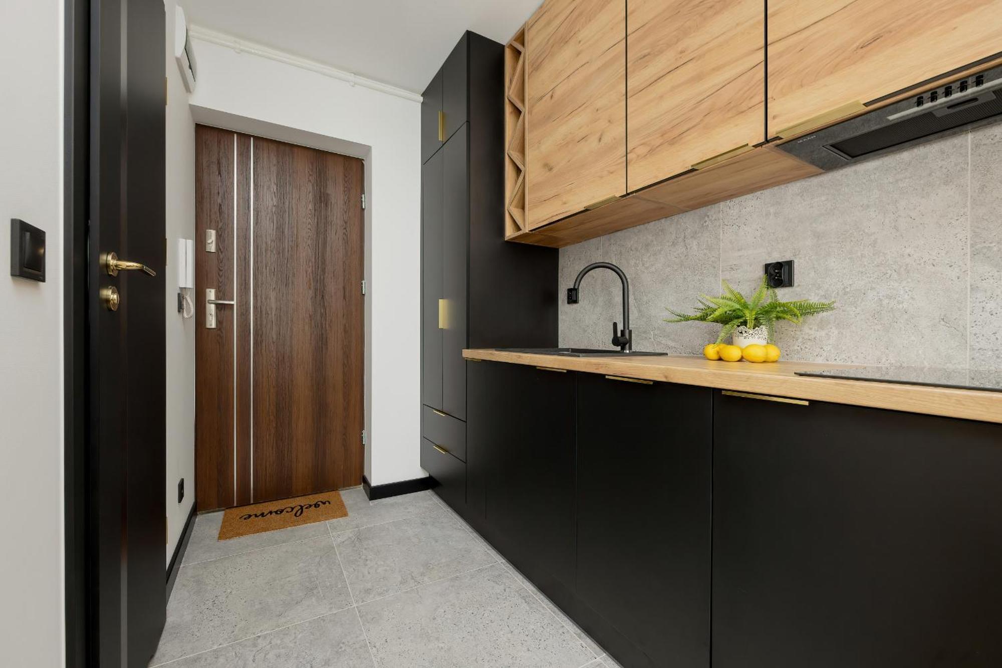 Modern Black & Wooden Apartment Warsaw Near The Airport By Noclegi Renters מראה חיצוני תמונה