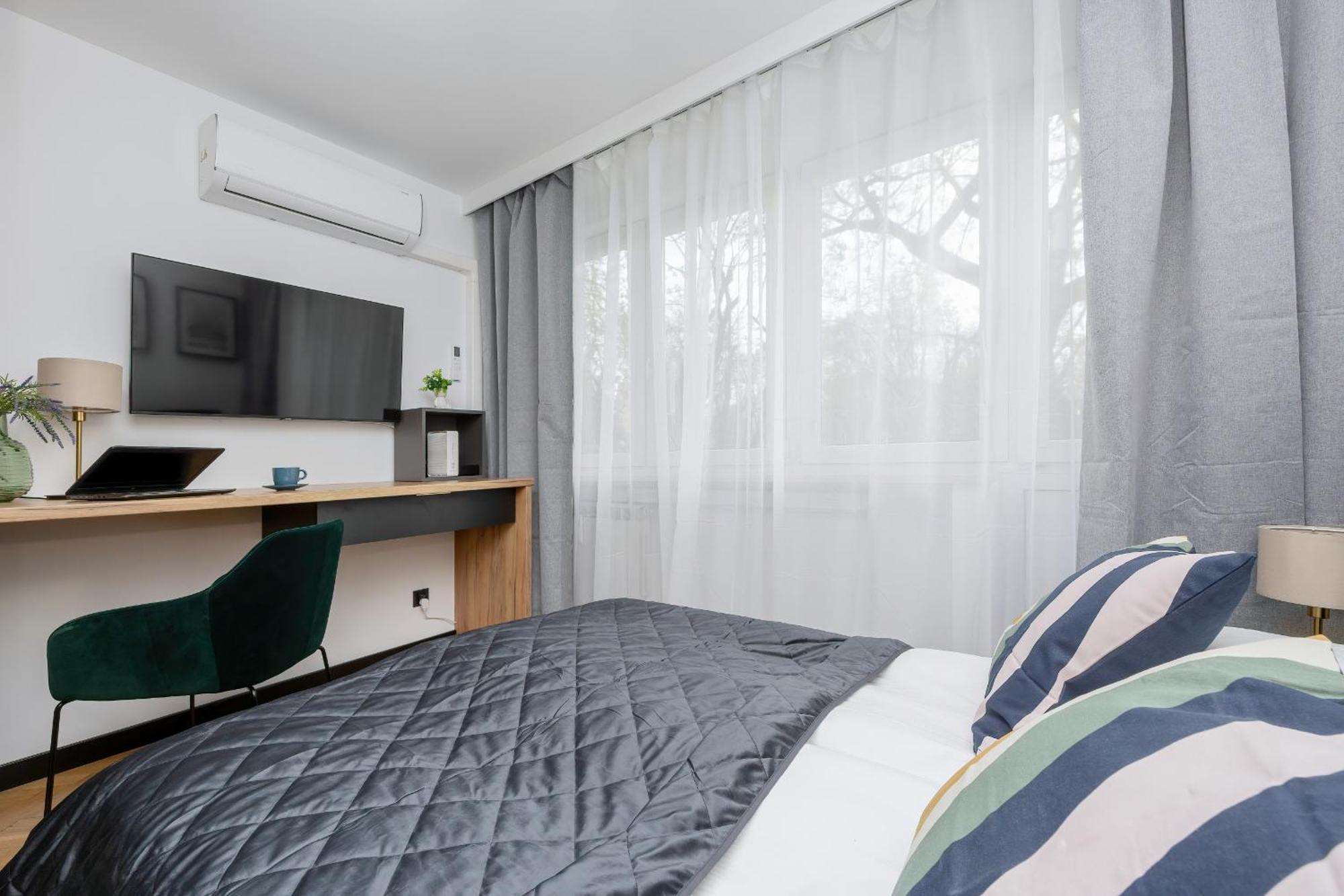 Modern Black & Wooden Apartment Warsaw Near The Airport By Noclegi Renters מראה חיצוני תמונה
