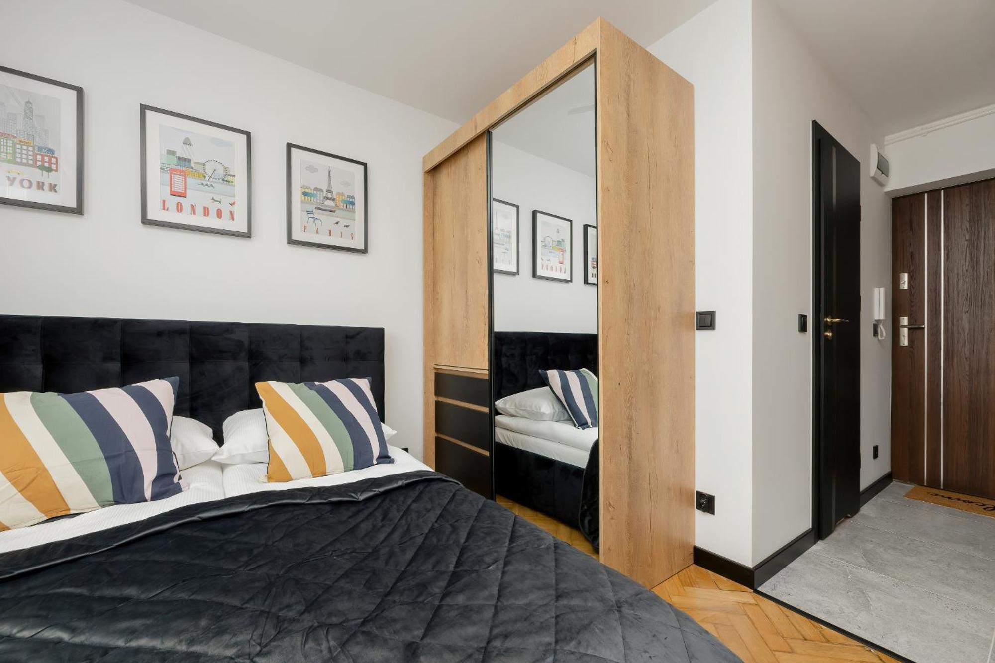Modern Black & Wooden Apartment Warsaw Near The Airport By Noclegi Renters מראה חיצוני תמונה