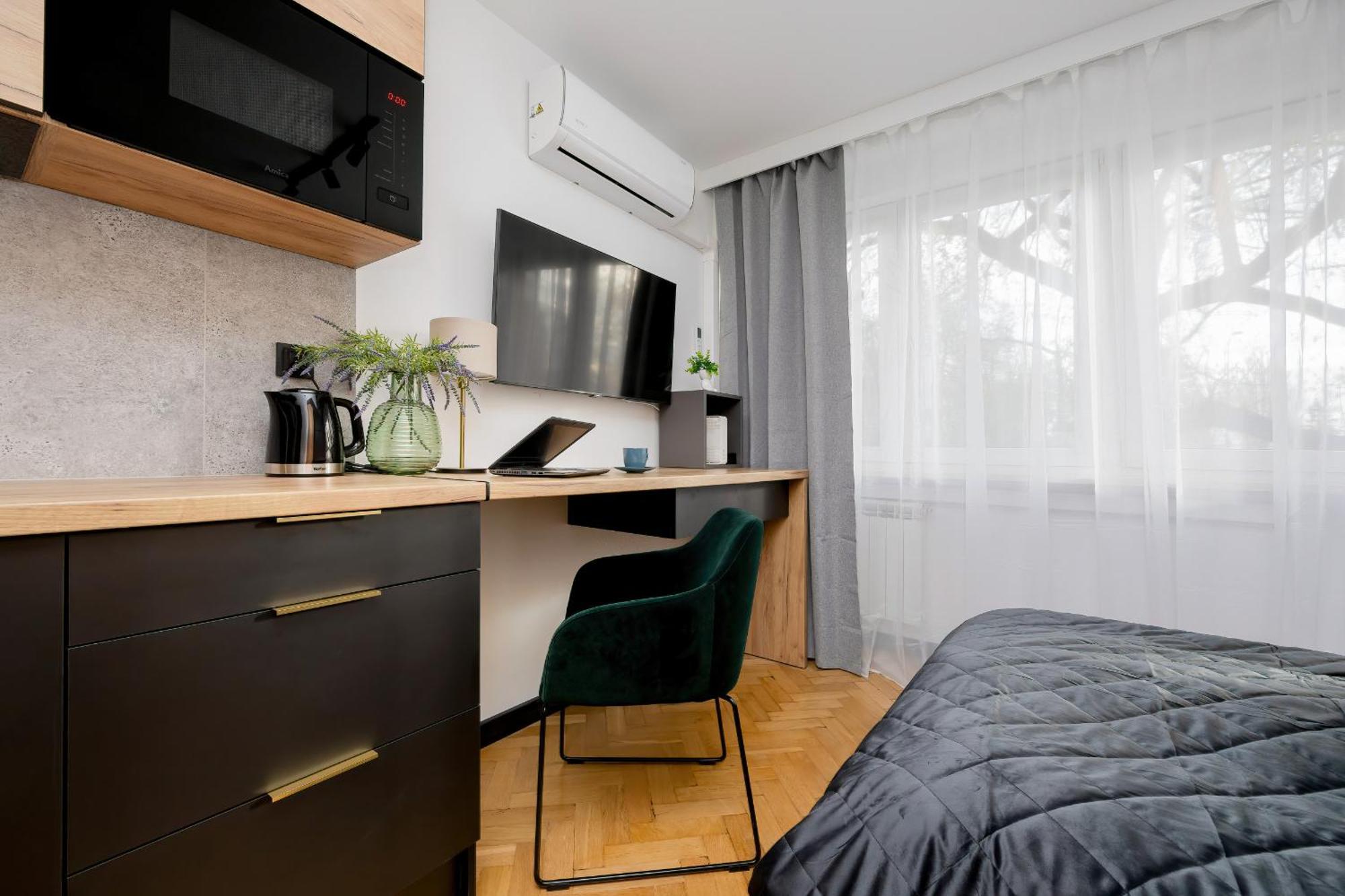 Modern Black & Wooden Apartment Warsaw Near The Airport By Noclegi Renters מראה חיצוני תמונה