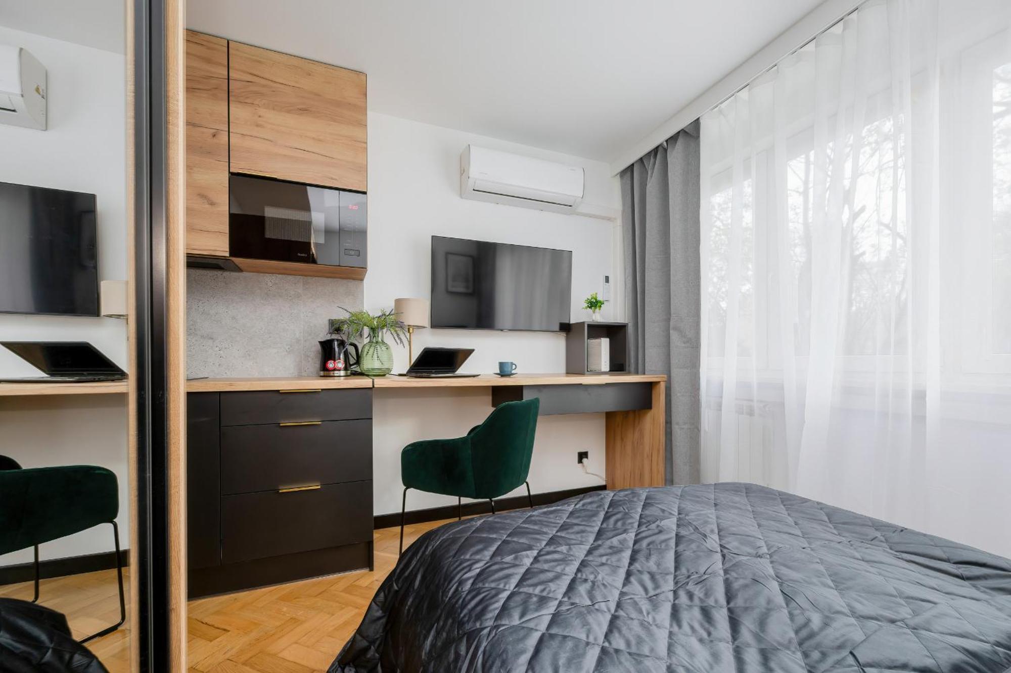 Modern Black & Wooden Apartment Warsaw Near The Airport By Noclegi Renters מראה חיצוני תמונה